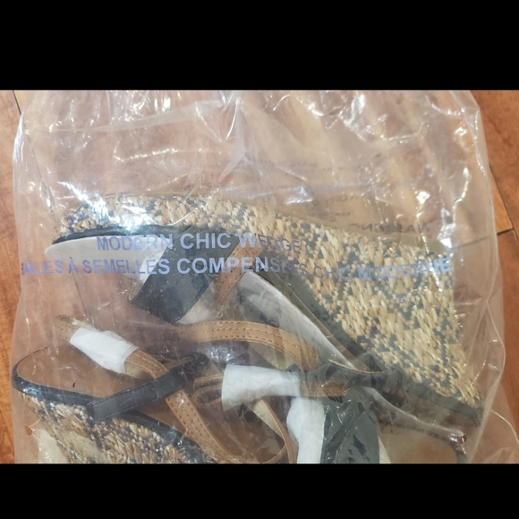 New Navy & Tan Wedge chic sandals women's size 7 - Picture 3 of 10